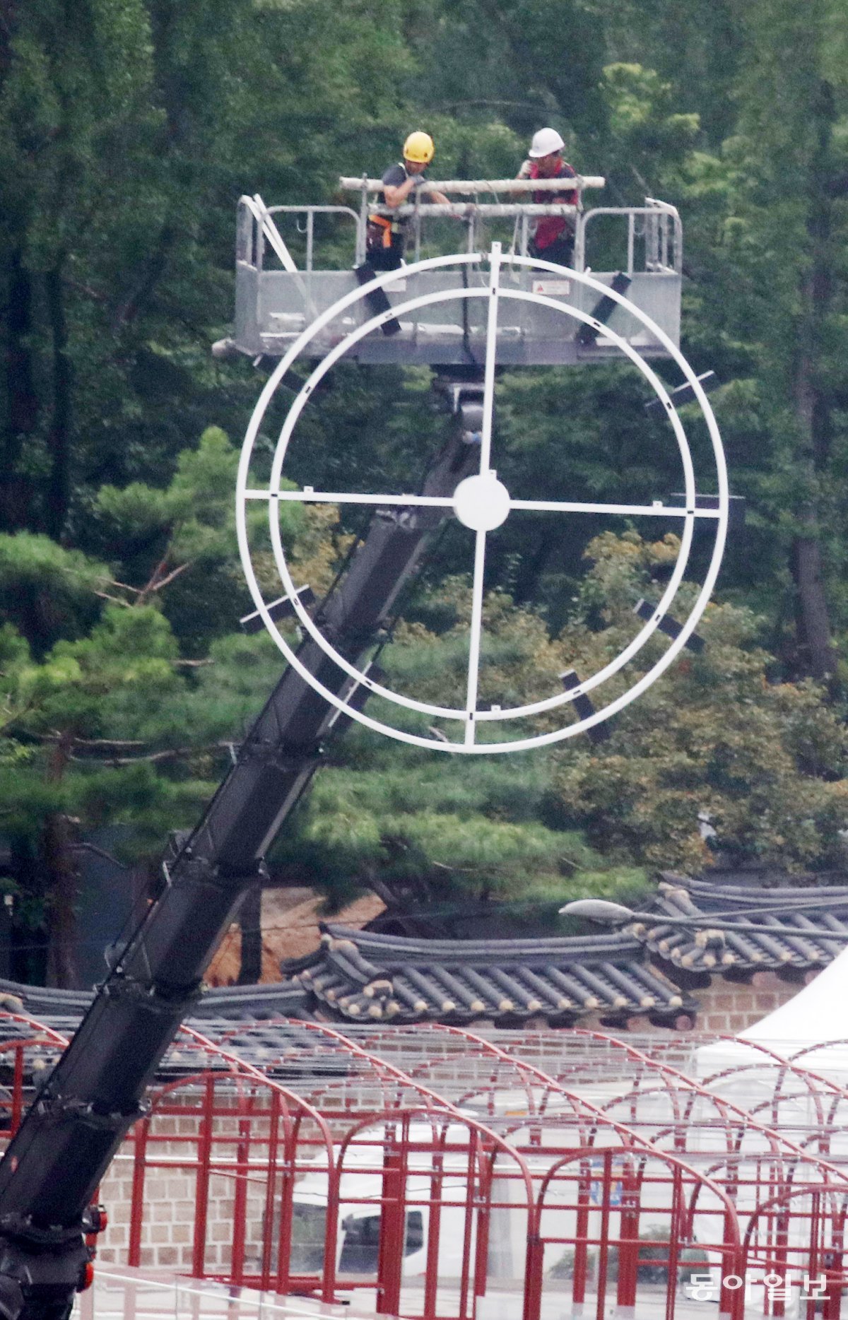 24일 오전 지름 4m 높이의 대형 시계가 크레인에 의해 옮겨지고 있다. 전영한 기자 scoopjyh@donga.com