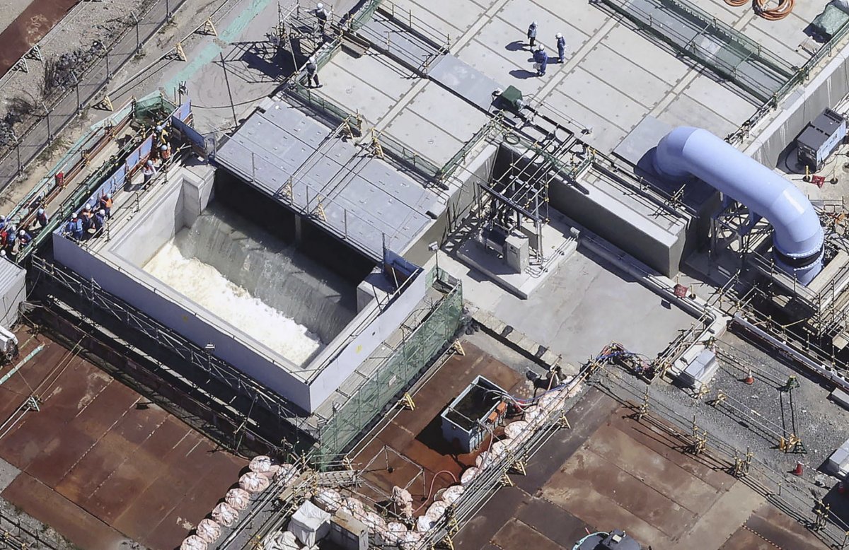 24일 오후 일본 후쿠시마 제1원전에 다핵종제거설비(ALPS) 정화 처리를 끝낸 오염수가 바닷물로 희석된 후 방류 대기용 수조를 통해 방류용 해저터널로 흘러가고 있다. AP 뉴시스