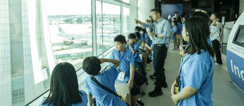 지난달 26일 ‘온-아트 플레이캠프’에 참가한 어린이들이 인천국제공항 제2여객터미널 홍보관을 방문해 항공기가 보이는 계류장을 둘러보고 있다. 인천국제공항공사 제공