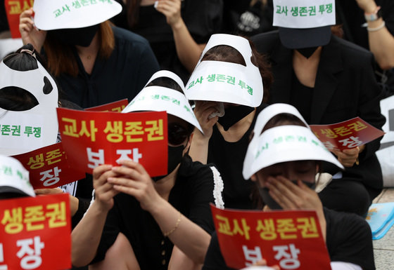 22일 오후 서울 종로구 보신각 앞에서 전국교사모임 주최로 열린 서초 서이초 교사 추모식 및 교사생존권을 위한 집회에서 참가자들이 눈물을 훔치고 있다. 2023.7.22/뉴스1 ⓒ News1