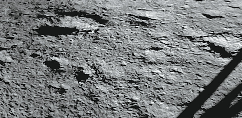 인도의 ‘찬드라얀 3호’가 달 남극 표면에 착륙한 직후 찍은 달 표면 사진. 인도우주연구기구(SRO) 제공