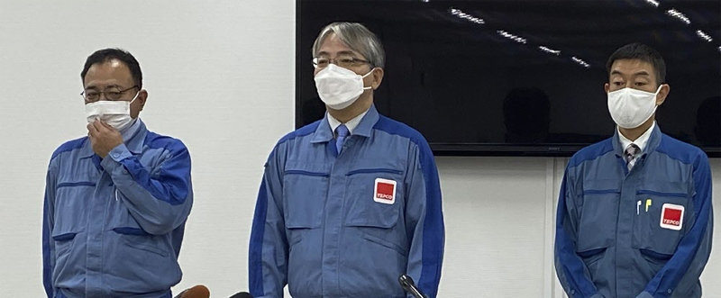“오염수 방류 시작” 일본 후쿠시마 제1원전 운영사인 도쿄전력의 마쓰모토 준이치 이사(가운데)가 24일 후쿠시마 제1원전에서 이날 오후 1시경부터 오염수를 바닷물로 희석해 태평양에 방류한다고 발표하고 있다. 후쿠시마=AP 뉴시스