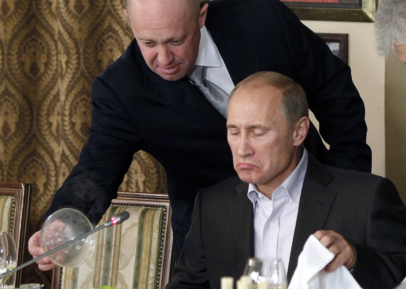 예브게니 프리고진(왼쪽)이 2011년 11월 모스크바 외곽 자신의 식당에서 블라디미르 푸틴 당시 총리에게 음식을 대접하고 있다. 모스크바=AP 뉴시스