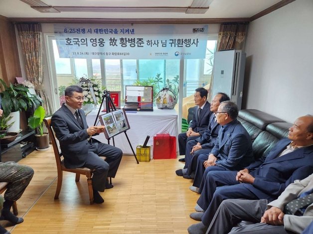 이근원 국방부 유해발굴감식단장(왼쪽)이 24일 대구의 고 황병준 하사 유가족 자택에서 고인의 참전 과정과 유해발굴 경과를 설명하고 있다.(유단 제공