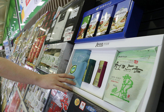 서울 한 대형마트 추석 선물세트 코너에서 천일염과 함초소금 등 소금선물세트를 판매하고 있다. 2023.8.24/뉴스1 ⓒ News1