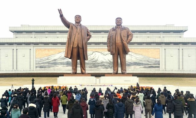 북한 노동당 기관지 노동신문은 설 명절(22일)을 맞아 일꾼과 근로자들, 인민군 장병들이 김일성 주석과 김정일 국방위원장 동상에 꽃바구니를 진정했다고 23일 보도했다. (평양 노동신문=뉴스1)