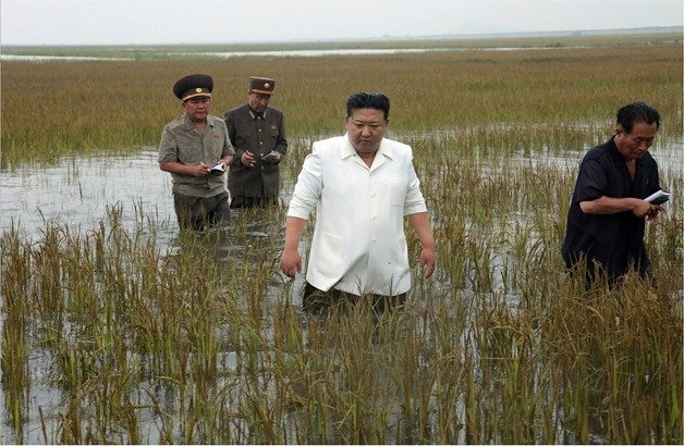 김정은 총비서가 지난 21일 평안남도간석지 건설종합기업소 안석간석지 피해복구 현장을 현지지도하는 모습.(평양 노동신문=뉴스1)