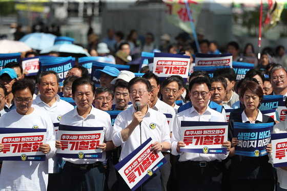 이재명 더불어민주당 대표가 25일 서울 광화문광장에서 열린 후쿠시마 원전오염수 투기 중단 국민행진에 규탄발언을 하고 있다. 2023.8.25/뉴스1