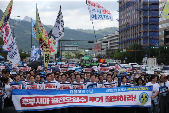 이재명 더불어민주당 대표와 지도부가 25일 서울 광화문광장에서 용산 대통령실까지 후쿠시마 원전오염수 투기 중단 국민행진을 하고 있다. 2023.8.25/뉴스1