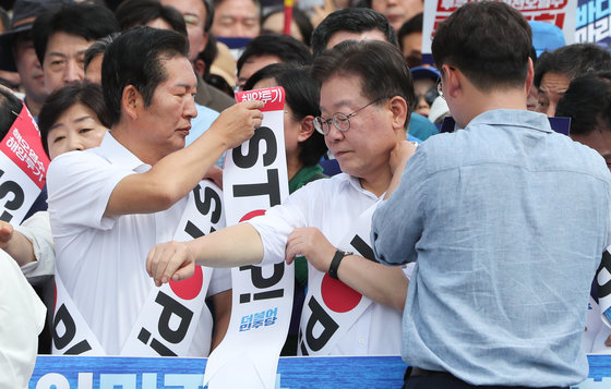 이재명 더불어민주당 대표가 25일 서울 광화문광장에서 용산 대통령실까지 일본 후쿠시마 원전오염수 투기 중단 국민행진 준비를 하고 있다. ⓒ News1