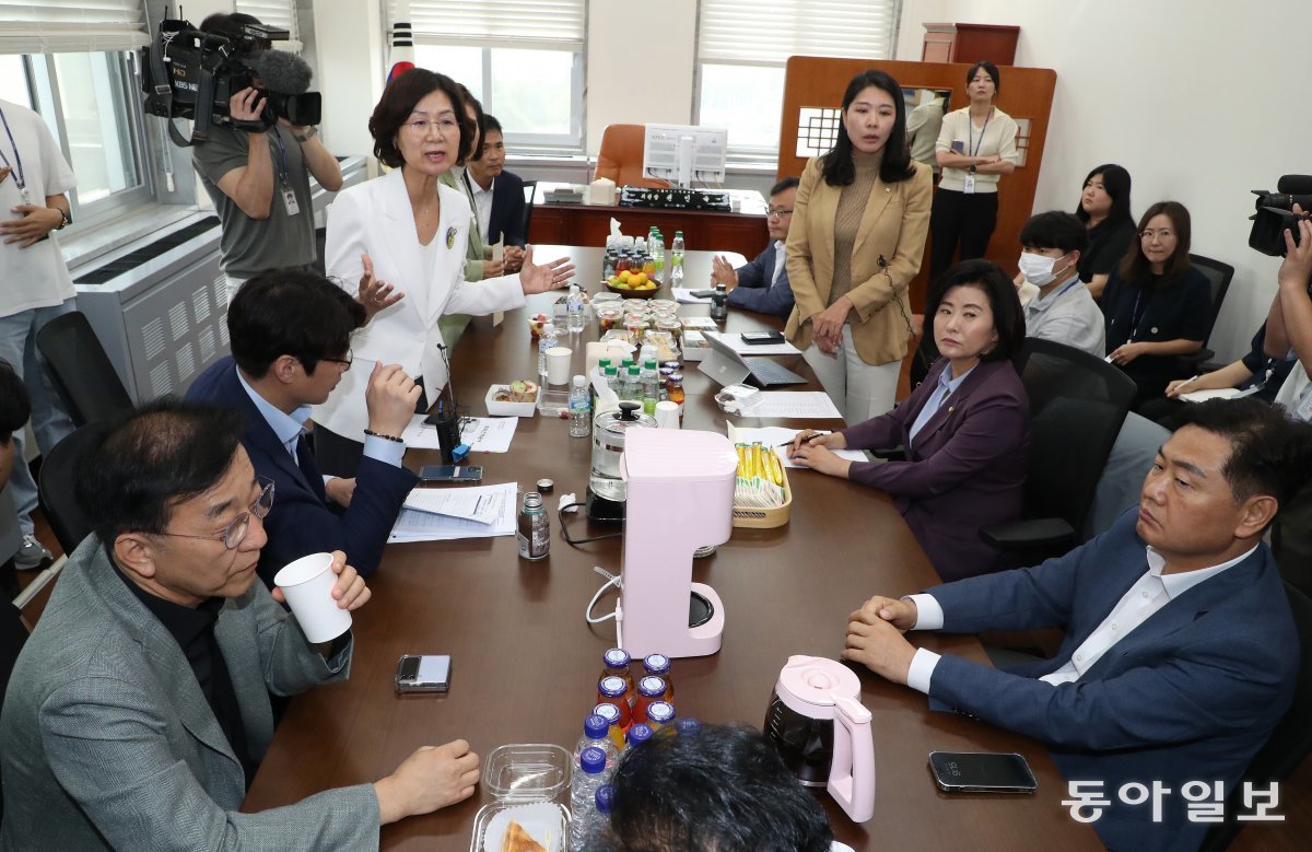 여성가족위원회 위원들과 김관영 전북도지사, 김윤덕 더불어민주당 의원이 전체회의에 앞서 이야기를 나누고있다. 김재명 기자 base@donga.com