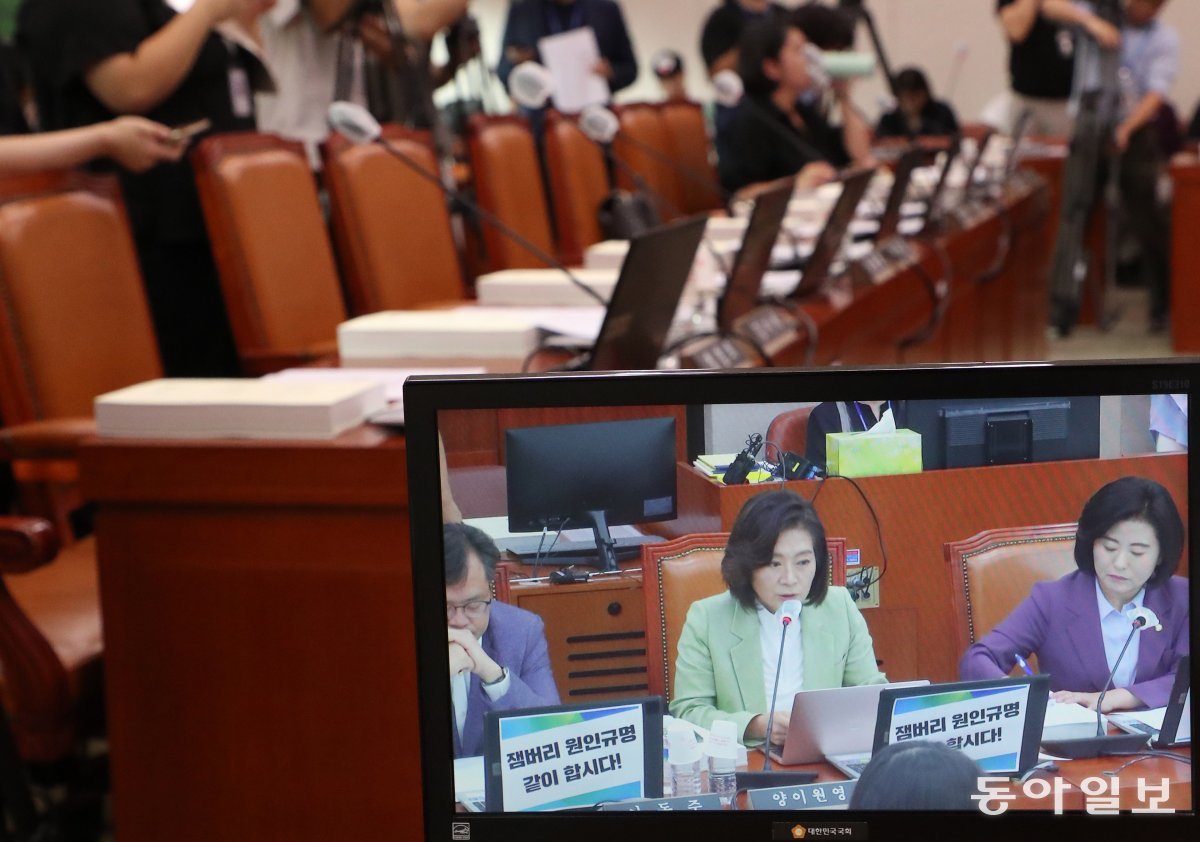 국민의힘 의원들이 불참한 가운데 여성가족위원회 전체회의가 열리고 있다. 김재명 기자 base@donga.com