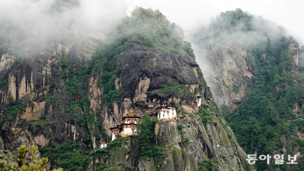 파로 계곡  해발 3120m 절벽에 새 둥지처럼 지어진 탁상 사원.  부탄 사람들도 평생에 한 번은 참배해야 한다는 성지다.