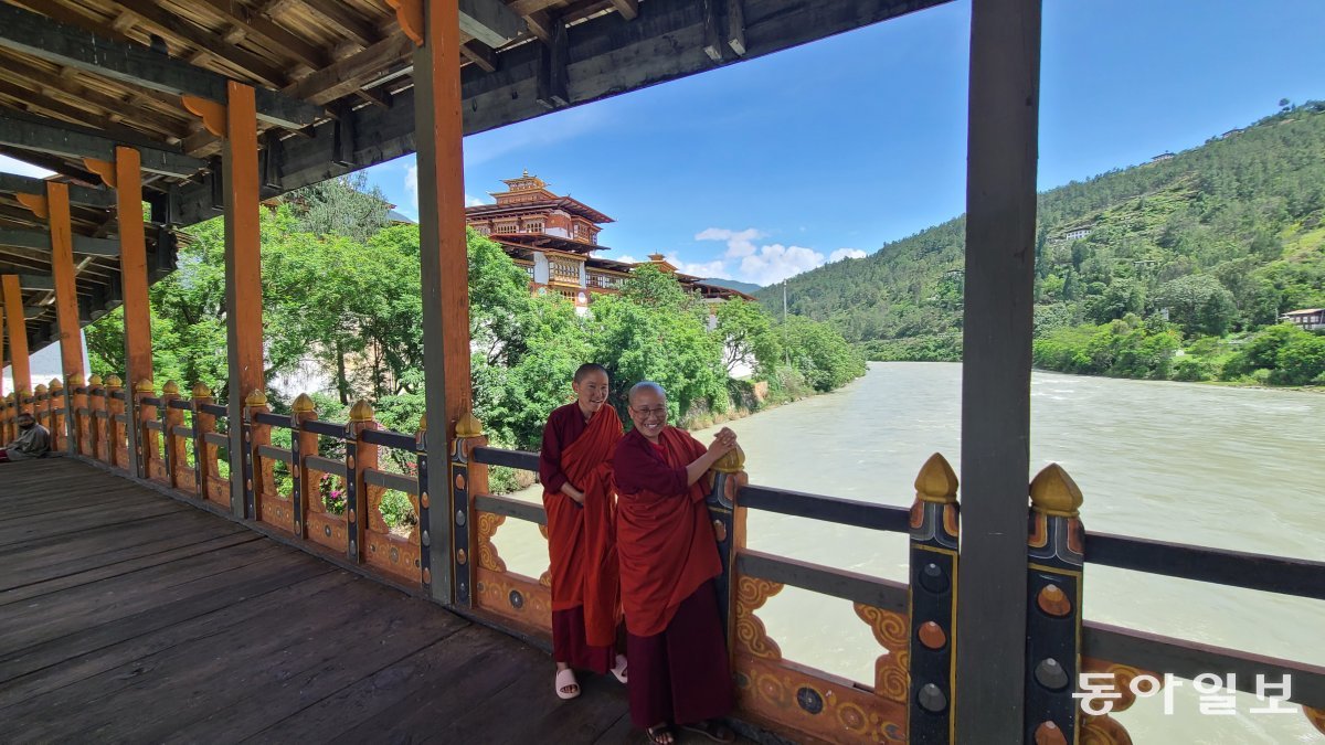 푸나카 종 진입 다리 위의 두 부탄 승려. 부탄 사람들은 얼굴에 늘 미소를 머금고 있다.