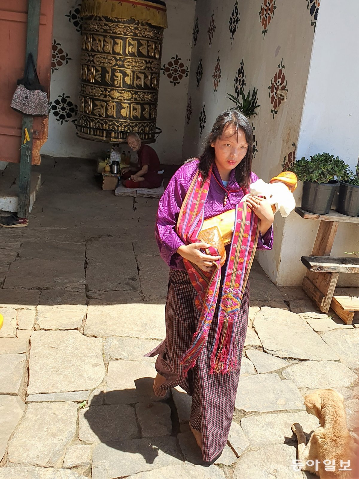 치미라캉 사원에서 아이를 얻기 위해 남근상을 들고 사원을 돌고 있는 부탄 여성.