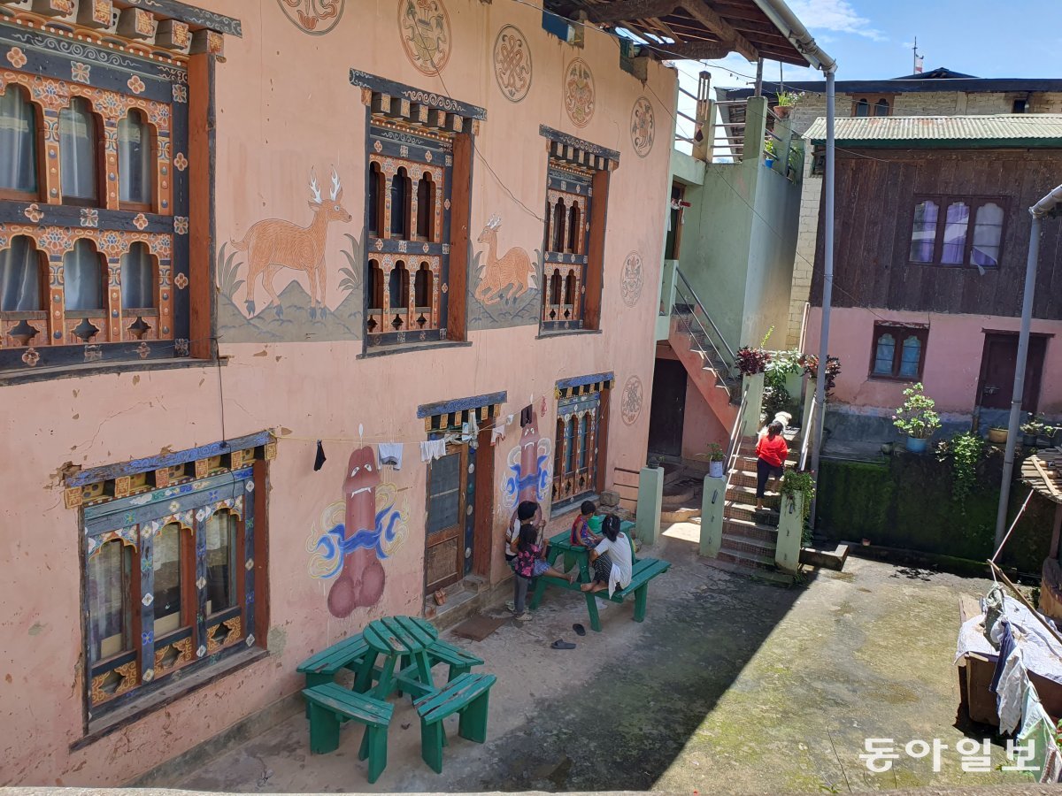 익살스럽게 남근 벽화를 그려 놓은 치미라캉 사원 입구의 마을.