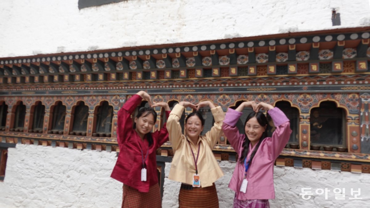 ‘행복한 나라’에 사는 부탄 여성들은  한국을  ‘꿈의 나라’라고 평가하면서 한국인 방문객들에게 미소를 지었다.