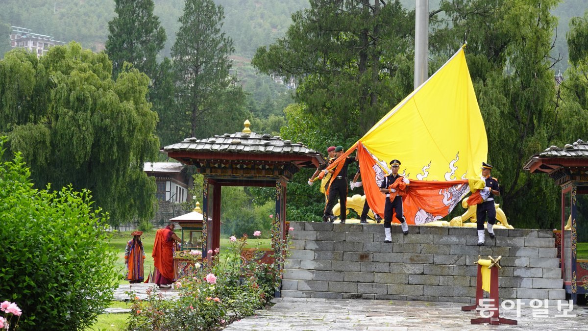 정부청사 기능을 하고 잇는 타시초 종의 국기 하강식.  향을 사르는 승려들의 전통 의식(왼쪽)이 이색적이다.