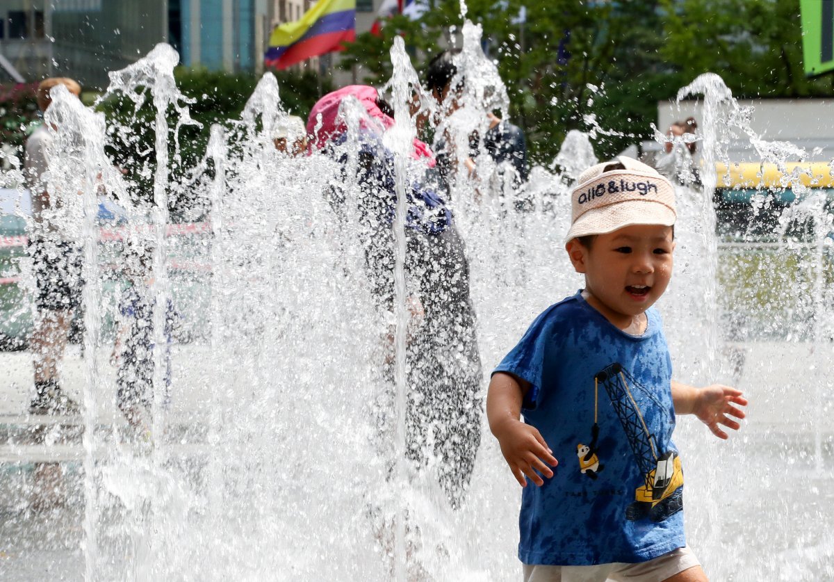동해안과 제주도를 제외한 전국에 폭염특보가 발효된 15일 서울 종로구 광화문 광장을 찾은 어린이들이 물놀이를 하며 더위를 식히고 있다.2023.8.15/뉴스1