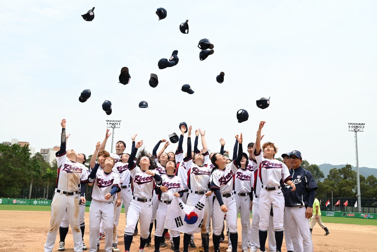 양상문 감독이 이끈 한국 여자야구 국가대표팀이 6월 홍콩에서 열린 아시아야구연맹(BFA) 여자 아시안컵에서 동메달을 따낸 뒤 
하늘로 모자를 던지며 환호하고 있다. 한국은 2017년 초대 대회 이후 두 번째 동메달을 따는 데 성공하면서 8월 캐나다에서 열린
 세계야구소프트볼연맹(WBSC) 여자야구 월드컵 예선 출전권까지 따냈다. 한국여자야구연맹 제공