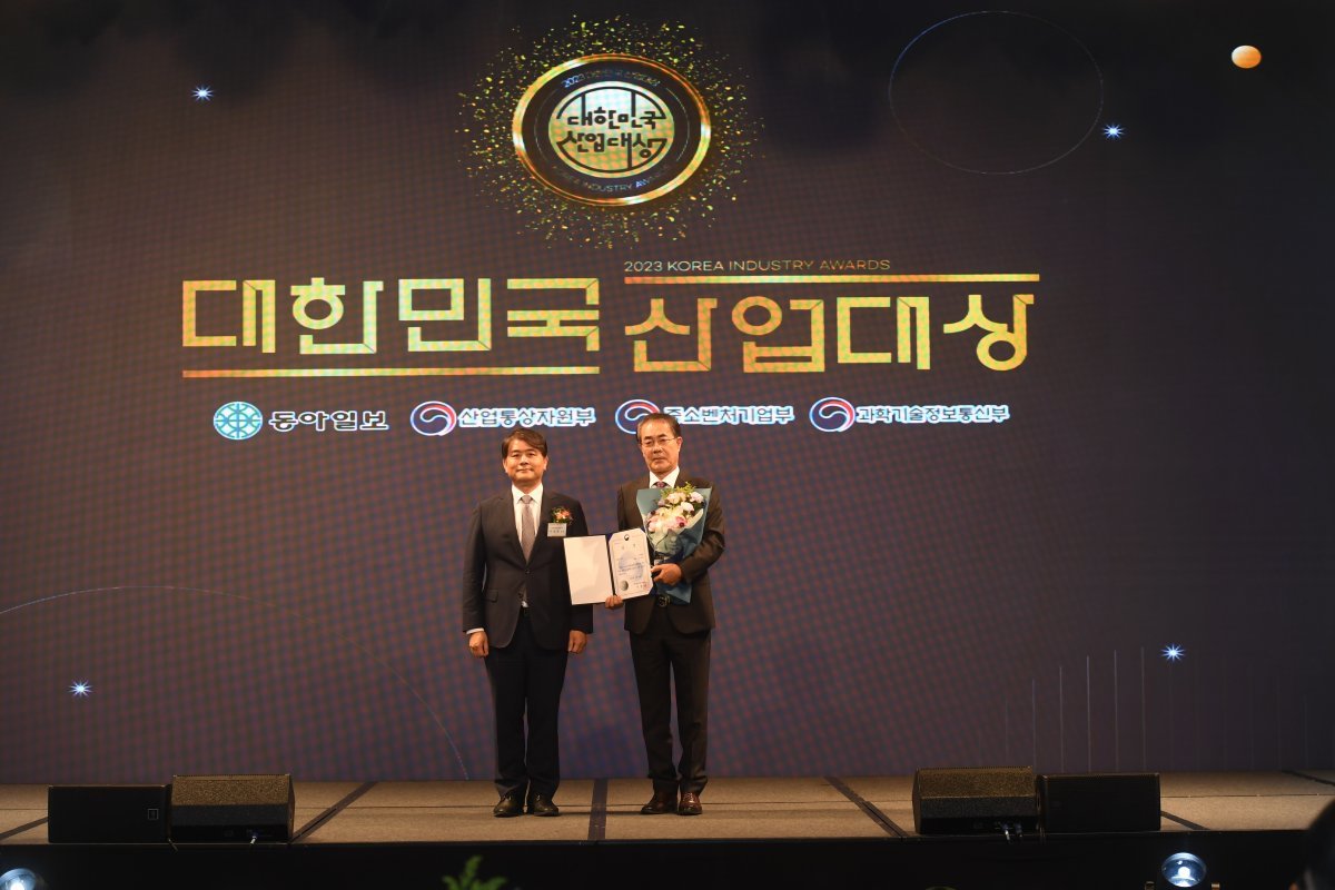 2023 대한민국 산업대상 산업통상자원부 장관상을 수상한 전병철 씨티엠 회장(오른쪽).