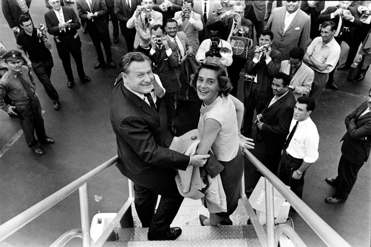 1964년 대선에 출마한 넬슨 록펠러 뉴욕 주지사(왼쪽)와 두 번째 부인 마가리타 여사의 선거 유세 모습. 위키피디아