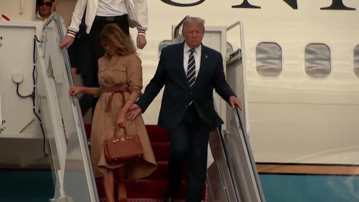 2020년 에어포스원을 내려오면서 부인 손을 잡으려는 도널드 트럼프 대통령과 이를 뿌리치는 멜라니아 여사(왼쪽). 백악관 홈페이지