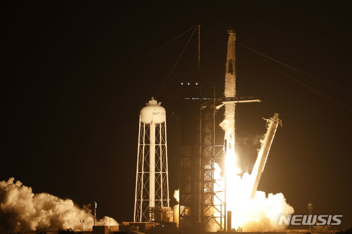 미국 플로리다주 케이프커내버럴의 케네디 우주센터에서 26일(현지시간) 우주비행사들과 함께 크루 드래곤 우주선을 탑재한 스페이스X 팰컨9 로켓이 39A 발사대에서 이륙하고 있다. 케이프커내버럴(미 플로리다주)=AP/뉴시스