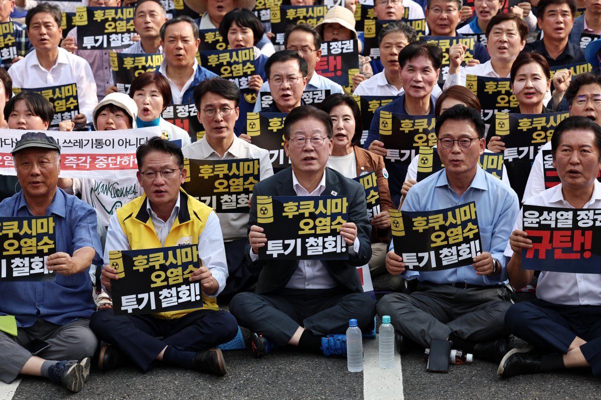 더불어민주당 이재명 대표를 비롯한 야당 의원들이 26일 오후 서울 중구 태평로 일대에서 열린 ‘후쿠시마 오염수 해양 투기 규탄 범국민대회’에 참석해 구호를 외치고 있다. 뉴스1