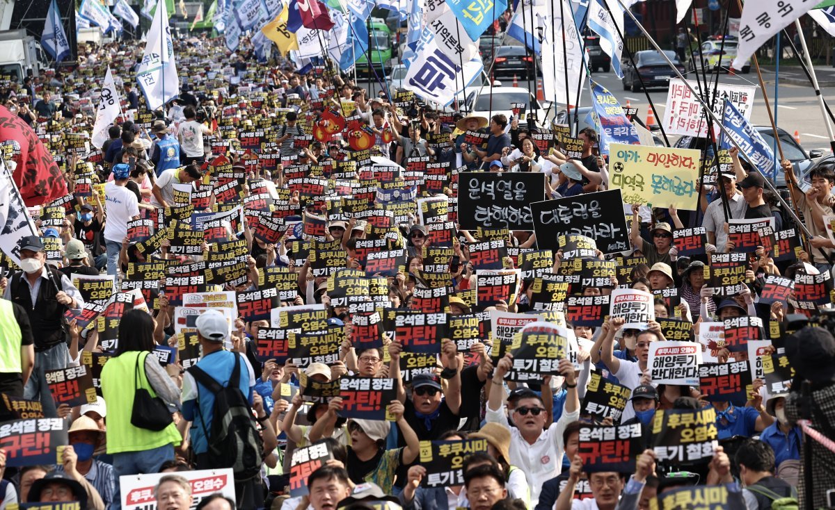 26일 오후 서울 중구 태평로 일대에서 열린 ‘후쿠시마 오염수 해양 투기 규탄 범국민대회’에서 참가자들이 구호를 외치고 있다.