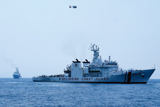 중국과 영유권 분쟁으로 군사력을 확충하고 있는 필리핀의 해안경비대가 남중국해에서 훈련하고 있다. [뉴시스]