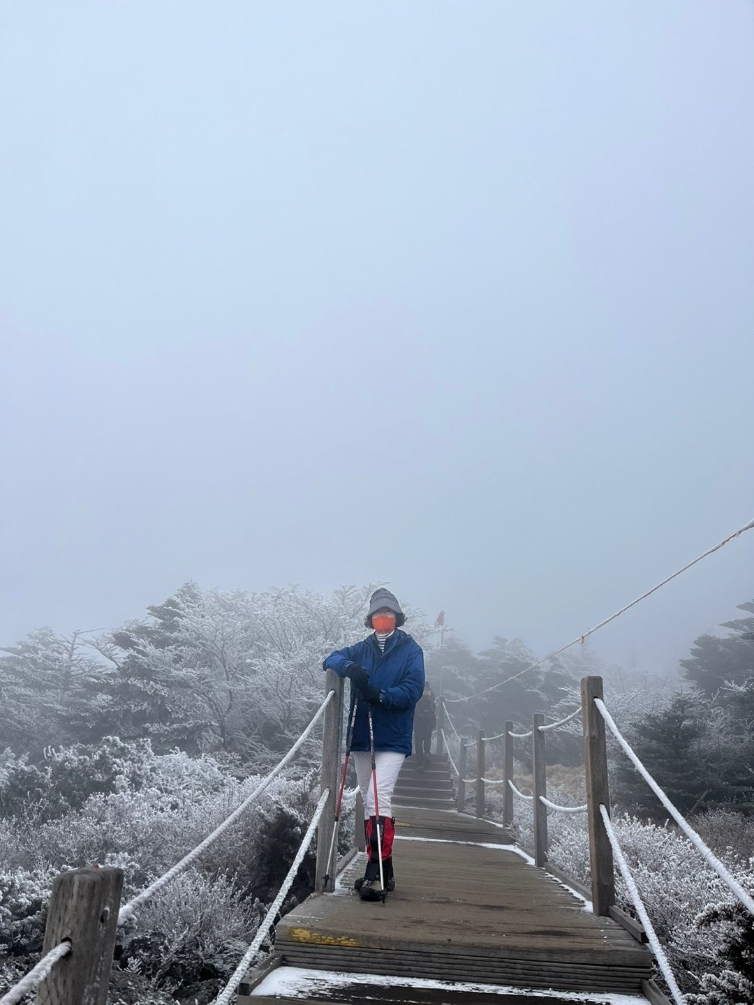 지난해 12월 눈 덮인 한라산을 오른 김진호 교수. 선수 시절부터 그는 산을 유독 좋아했다. 김진호 교수 제공