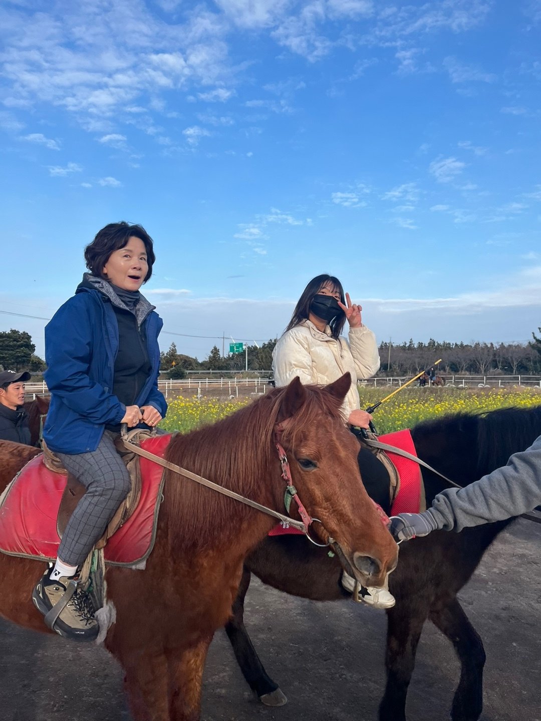 김진호 교수가 제주 전지훈련 중 말타기 체험을 하고 있다. 김진호 교수 제공