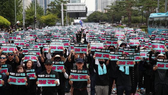 서울 여의도 국회 앞에서 지난 19일 열린 추모 집회에 참가한 전국 교사들. /뉴스1 ⓒ News1