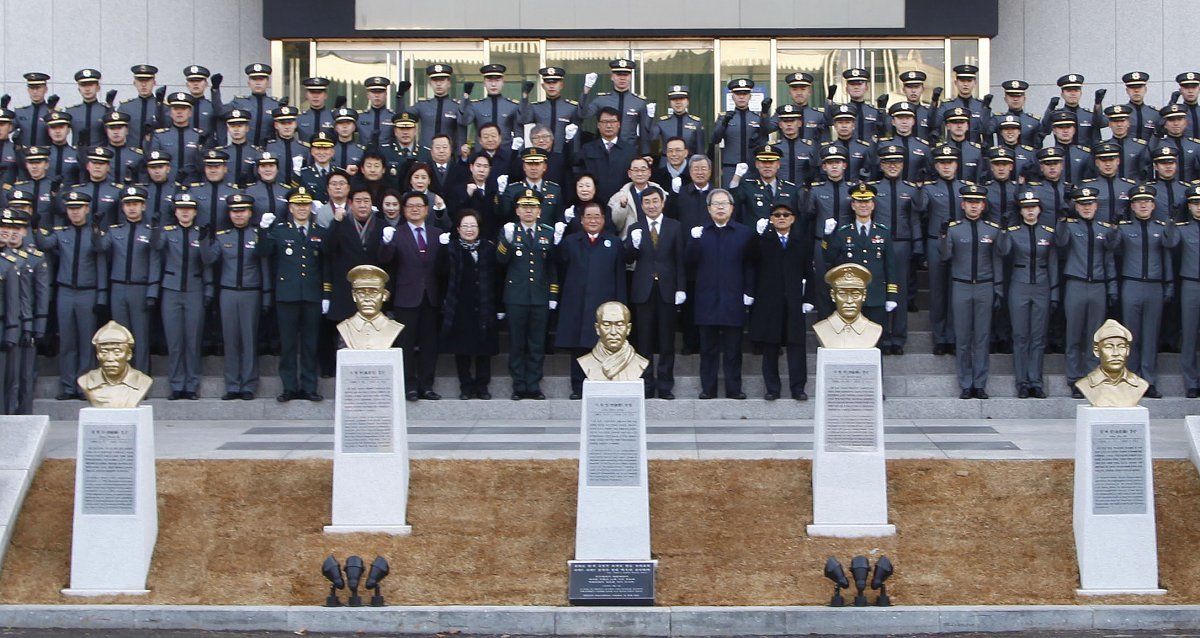 1일 서울 노원구 육군사관학교에서 열린 독립전쟁 영웅 흉상 제막식에서 이종찬 국립대한민국임시정부기념관 건립위원장, 이준식 독립기념관장 등 독립운동가 후손들과 김완태 육군사관학교장을 비롯한 군 관계자, 사관생도들이 기념사진을 찍고 있다. 흉상은 왼쪽부터 홍범도 장군, 지청천 장군, 이회영 선생, 이범석 장군, 김좌진 장군. 육군사관학교/2018.3.1