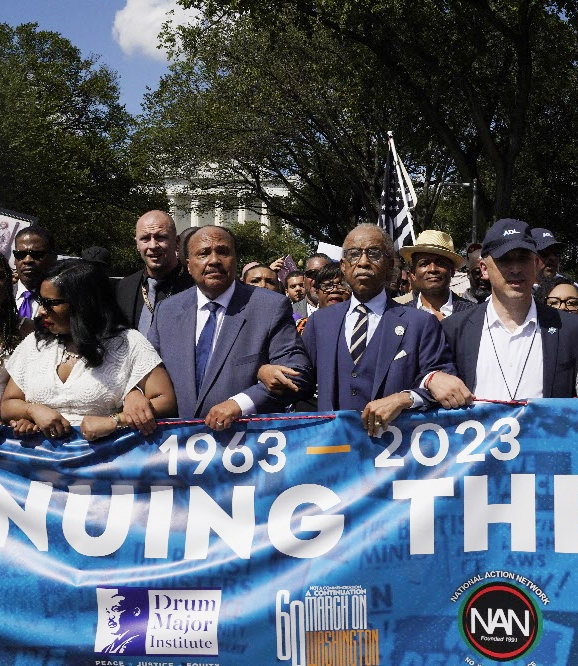 26일(현지 시간) 미국 워싱턴에서 흑인 인권운동가 마틴 루서 킹 목사의 ‘워싱턴 행진’ 60주년을 기념해 당시 킹 목사가 걸었던
 길을 행진하는 행사가 열렸다. 킹 목사의 장남인 마틴 루서 킹 3세(앞줄 왼쪽에서 두 번째) 등이 참석해 인종차별 철폐를 촉구한
 이날 플로리다주 잭슨빌의 할인매장에서 인종 혐오 범죄가 발생했다. 20대 백인인 용의자는 매장 내 흑인 3명을 총으로 살해한 뒤
 스스로 목숨을 끊었다. 워싱턴=AP 뉴시스