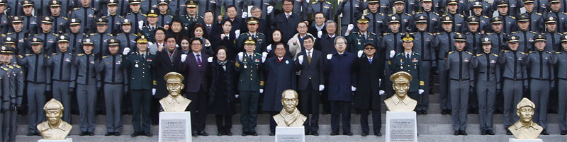 2018년 육사서 흉상 제막식 육군사관학교가 교내에 설치된 홍범도 독립군 장군 등 독립운동가 5명의 흉상을 철거해 다른 곳으로 이전하는 방안을 추진하고 있다. 
국방부는 홍 장군이 1927년 소련 공산당에 입당한 사실이 있음을 이유로 들었다. 사진은 2018년 3월 1일 서울 노원구 
육군사관학교에서 열린 흉상 제막식. 왼쪽부터 홍범도 장군, 지청천 장군, 이회영 선생, 이범석 장군, 김좌진 장군. 육군사관학교 
제공