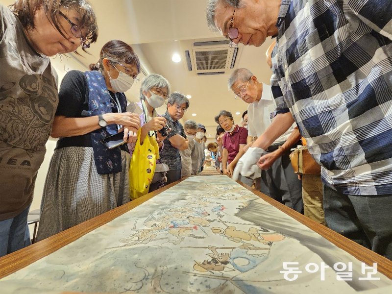 26일 일본 고려박물관에서 관람객들이 1923년 간토대지진 당시 조선인 학살 장면이 묘사된 두루마리 그림을 보고 있다.  도쿄=이상훈 특파원 sanghun@donga.com