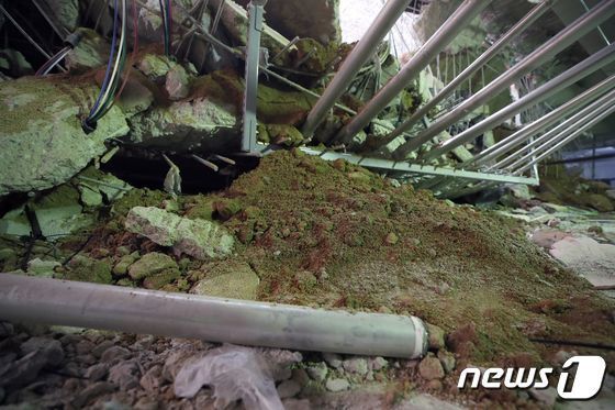원희룡 국토교통부 장관이 지난 5월2일 인천시 서구 검단의 한 아파트 지하주차장 슬래브 붕괴 현장을 찾았다. 이곳은 4월 29일 지하주차장 지붕 구조물이 무너지는 사고가 발생했다. 2023.5.2 뉴스1