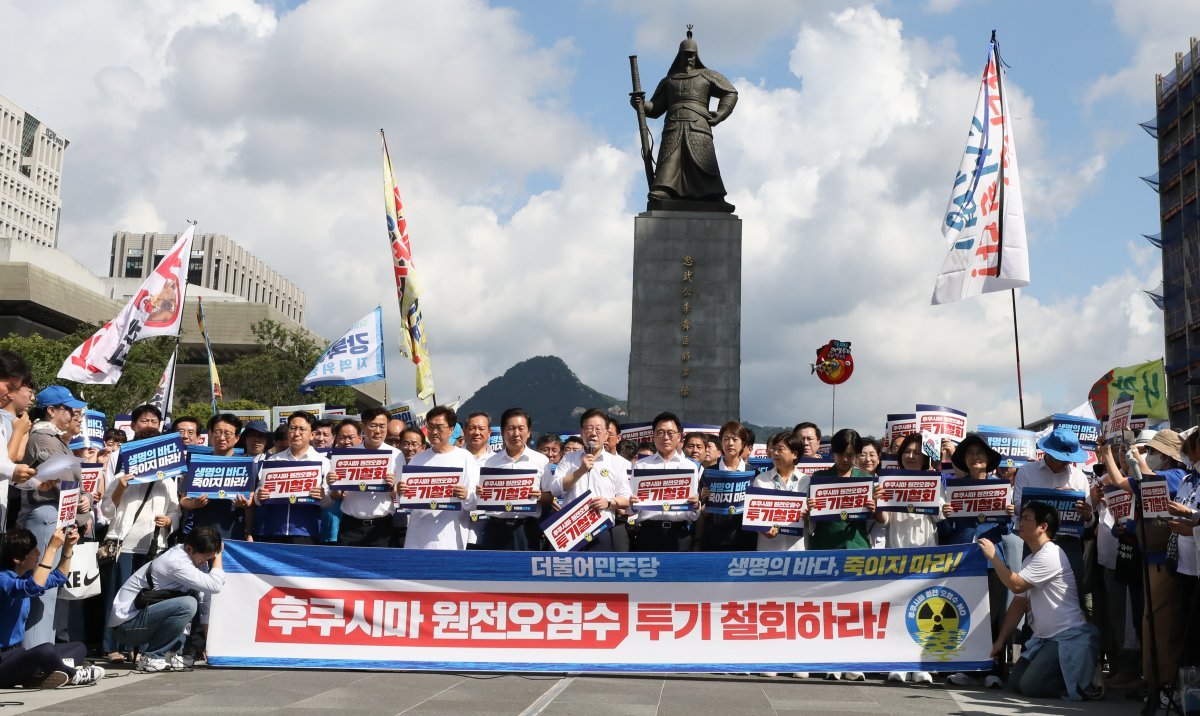 이재명 더불어민주당 대표가 25일 서울 광화문광장에서 열린 후쿠시마 원전오염수 투기 중단 국민행진에 앞서 규탄발언을 하고 있다. 뉴스1