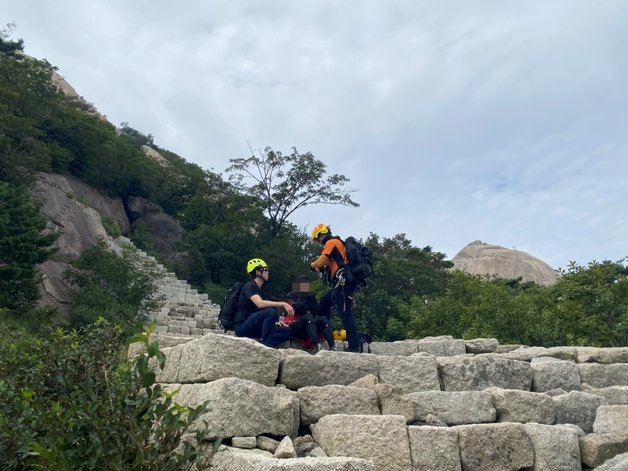 27일 북한산에서 구조된 등산객. 경기도북부소방재난본부 제공