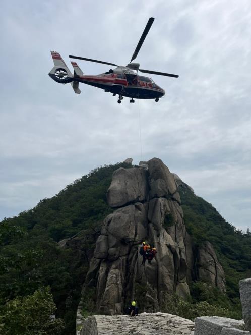 지난 27일 북한산 국립공원에서 발목을 다친 승객이 헬기로 구조되는 모습. 고양소방서 제공