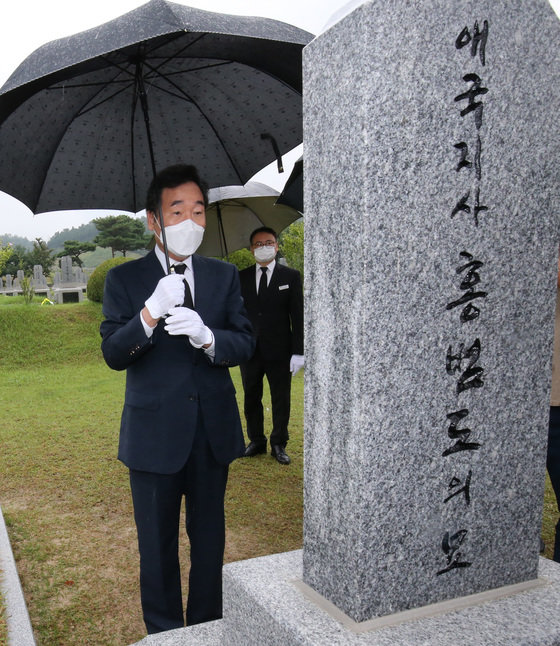 2021년 8월 27일 이낙연 전 더불어민주당 대표가 대전 유성구 국립대전현충원 독립유공자 3묘역에 안장된 홍범도 장군 묘역을 찾아 참배를 마치고 묘역을 둘러보고 있다. ⓒ News1 DB
