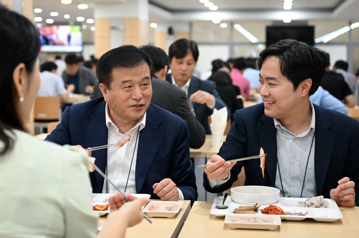 28일 용산 대통령실 청사에서 이진복 정무수석(왼쪽)과 직원들이 우리 수산물 메뉴로 구성된 점심 식사를 하고 있다. 대통령실은 9월 이후에도 주 2회 이상 우리 수산물을 주 메뉴로 제공할 예정이라고 밝혔다. 대통령실 제공