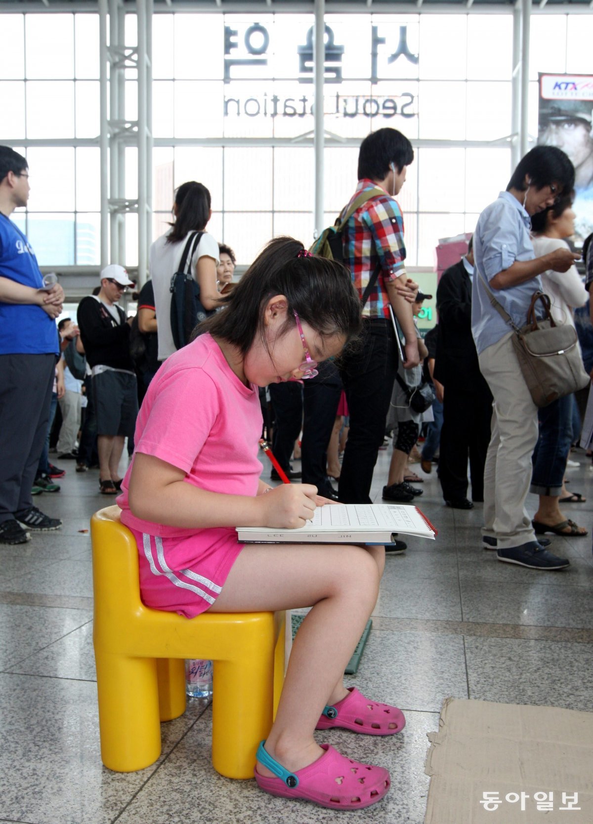 2011년 8월 10일 부모를 따라온 한 어린이가 의자까지 가지고 와서 공부에 열중하고 있다. 장승윤 기자 tomato99@donga.com