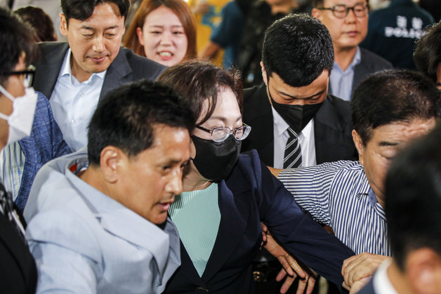 이태원참사 부실 대응 혐의로 구속 기소됐다 보석 석방된 박희영 용산구청장이 7월17일 서울 마포구 서울서부지방법원에서 열린 속행 공판에 출석하고 있다. 2023.7.17/뉴스1