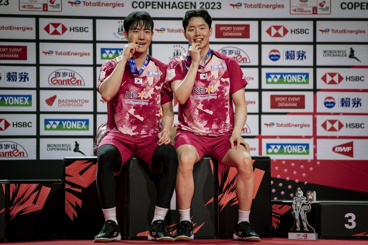 강민혁(왼쪽)과 서승재가 28일 덴마크 코펜하겐에서 끝난 세계배드민턴연맹(BWF) 세계선수권대회 남자복식 우승을 차지한 뒤 
금메달을 깨물며 웃고 있다. 앞서 혼합복식에서도 우승한 서승재는 1999년 김동문 이후 24년 만에 세계선수권 2관왕을 차지한 
한국 선수가 됐다. 코펜하겐=AP 뉴시스
