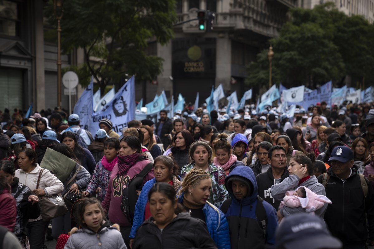 경제난 반발 시위 아르헨티나의 빈곤율이 40%에 육박하는 가운데 24일(현지 시간) 수도 부에노스아이레스에서 시위대가 고용 창출, 실업자 지원 등을 요구하며 행진하고 있다. 부에노스아이레스=AP 뉴시스