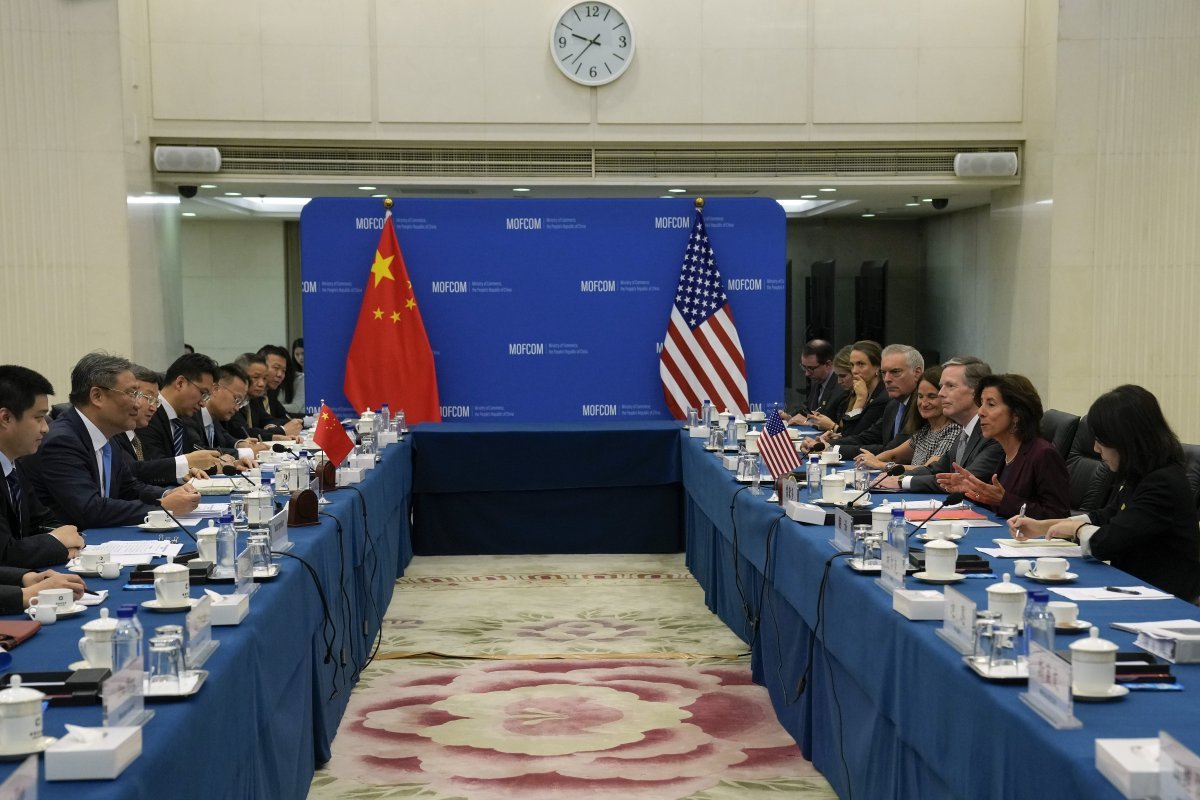 중국 베이징을 방문한 지나 러몬도 미국 상무장관(오른쪽에서 두 번째)이 28일 왕원타오 중국 상무부장(왼쪽에서 두 번째)과 마주 
보며 대화하고 있다. 두 사람은 전 세계적인 경기 둔화 조짐 속에서 양국의 치열한 패권 갈등이 세계 경제에 악영향을 미치지 않도록
 해야 한다는 데 인식을 같이했다. 베이징=AP 뉴시스