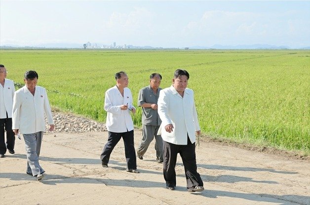 강원도 안변군 오계농장을 찾은 김정은 북한 노동당 총비서와 그를 뒤에서 수행하는 김덕훈 내각총리(왼쪽 끝). 김덕훈 내각총리는 8월18일 보도를 끝으로 김 총비서의 공개 행보에 동행하지 않고 있다. (평양 노동신문=뉴스1)